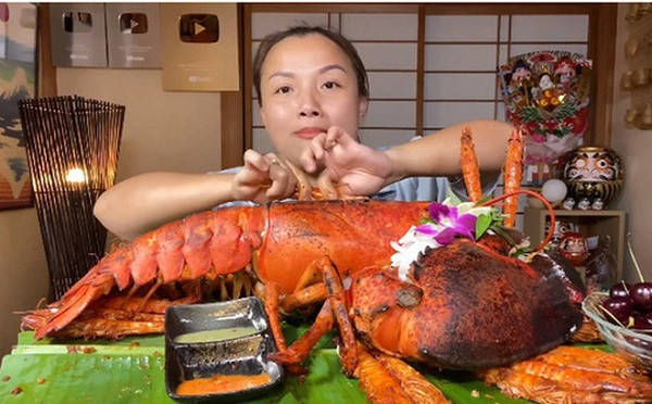 Trước đó, trong một video được đăng tải vào cuối tháng 4 vừa qua, Quỳnh Trần JP từng chia sẻ chân thật về số tiền mình kiếm được từ YouTube. Nữ vlogger này cho biết con số thực tế không "khủng" như Social Blade ước tính hay mọi người thường nghĩ.