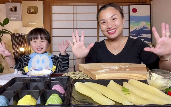 Nhờ những vlog nấu ăn, tâm sự về cuộc sống ở Nhật, chỉ sau 2 năm lập kênh, nữ vlogger nhận được nút Bạc sau đó nhanh chóng rinh về nút Vàng của YouTube, và được cộng đồng mạng vô cùng mến mộ.