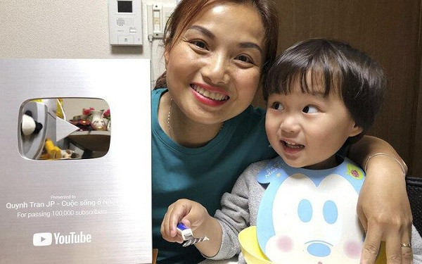 Một vlogger chuyên phân tích thu nhập của những kênh nổi tiếng YouTube đã từng tiết lộ Quỳnh Trần JP có thể kiếm được 600 triệu đồng/tháng từ YouTube. Con số này dựa vào số lượng người xem, tỷ lệ hiển thị quảng cáo, đối tượng người xem,...