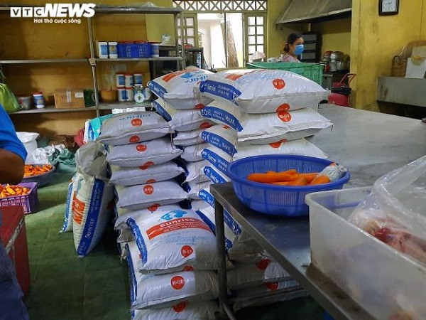 Các loại thức ăn khô có thể bảo quản ở nhiệt độ thường luôn được dự trữ phòng khi có biến cố, đặc biệt là trong diễn biến phức tạp của dịch COVID-19 hiện nay.