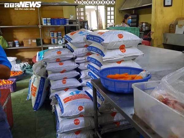 Các loại thức ăn khô có thể bảo quản ở nhiệt độ thường luôn được dự trữ phòng khi có biến cố, đặc biệt là trong diễn biến phức tạp của dịch COVID-19 hiện nay.