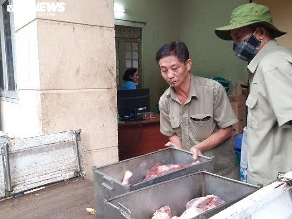 Vườn thú phải sử dụng xe để vận chuyển thức ăn từ khu chế biến đến nơi ở của các con vật.