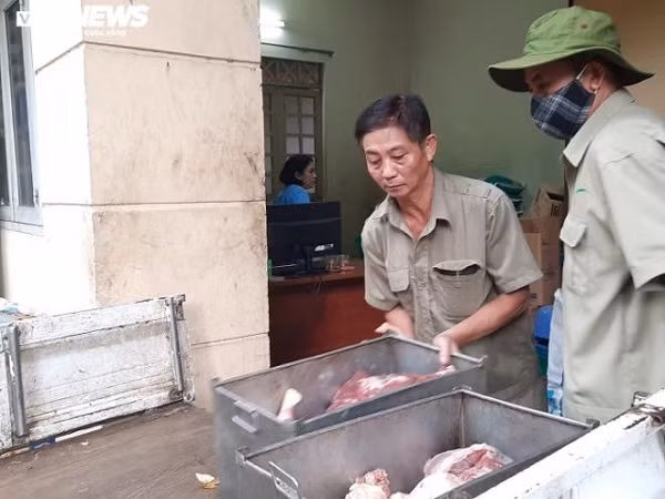 Vườn thú phải sử dụng xe để vận chuyển thức ăn từ khu chế biến đến nơi ở của các con vật.