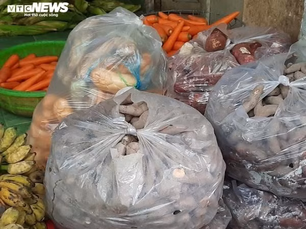 Thức ăn luôn được nhập mới mỗi ngày để đảm độ tươi và dinh dưỡng.