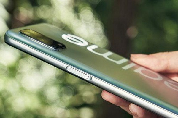 Máy tích hợp cảm biến vân tay trong nút nguồn ở cạnh bên. Cũng theo Realme, V5 cũng đạt chứng nhận âm thanh Dolby Atmos và Hi-Res cho trải nghiệm âm thanh tinh tế.