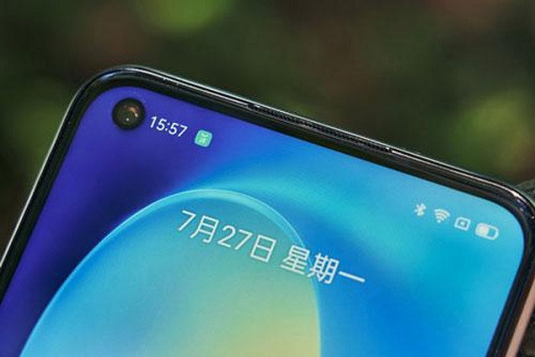 Máy sở hữu màn hình thiết kế đục lỗ, được bảo vệ bằng kính cường lực Gorilla Glass của Corning và chiếm tới 83.9% diện tích mặt trước.