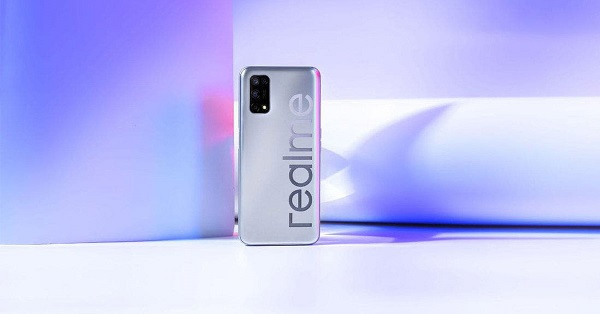 Về thiết kế mặt lưng, Realme V5 mang trên mình hệ thống 4 camera được xếp theo chiều dọc và đặt trong mô-đun hình chữ nhật. Đây cũng là chi tiết gây chú ý ở chiếc smartphone 5G giá rẻ nhất thế giới này.
