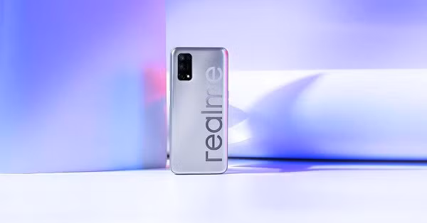 Về thiết kế mặt lưng, Realme V5 mang trên mình hệ thống 4 camera được xếp theo chiều dọc và đặt trong mô-đun hình chữ nhật. Đây cũng là chi tiết gây chú ý ở chiếc smartphone 5G giá rẻ nhất thế giới này.