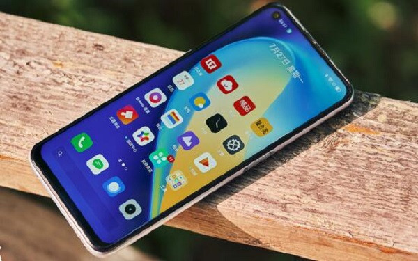 Realme V5 được trang bị màn hình IPS LCD 6.5 inch, hỗ trợ độ phân giải Full HD+ tần số quét 90Hz và tốc độ lấy mẫu cảm ứng 180Hz.