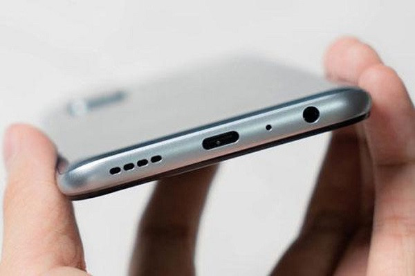 Thỏi pin dung lượng 5.000 mAh hỗ trợ sạc nhanh 30W thông qua cổng USB-C hứa hẹn sạc từ 0-100% chỉ trong 65 phút.