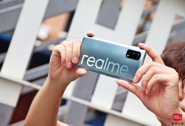 Realme V5 có vỏ ngoài được làm từ nhựa nguyên khối. Máy có kích thước 162,2x75,1x9,1 mm, trọng lượng 194 g.