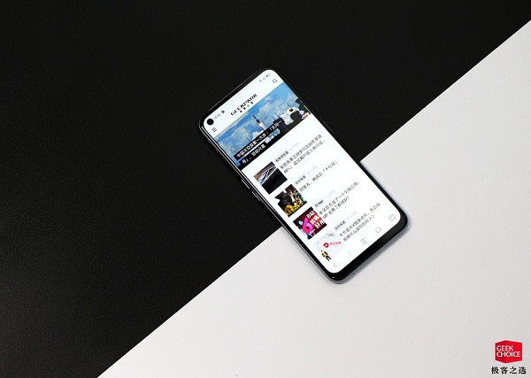 "Trái tim" của Realme V5 là vi xử lý MediaTek Dimensity 720 5G (7 nm) lõi 8 với tốc độ tối đa 2 GHz, GPU Mali-G57 MC3. RAM 6 hoặc 8 GB đi kèm bộ nhớ trong 128 GB, có khay cắm thẻ microSD với dung lượng tối đa 256 GB. Hệ điều hành Android 10, được tùy biến trên giao diện Realme UI 1.0.