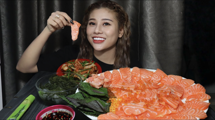 Cái tên cuối cùng trong danh sách mukbang Youtuber Việt kiếm tiền khủng chỉ nhờ...ngồi ăn là cô nàng Nana Liu TNNC. Nổi lên như một hiện tượng YouTube với biệt danh "thánh nữ nhạc chế", Nana Liu tên thật là Văn Công Hiệp, sinh năm 1998, hiện đang sống và làm việc tại TP.HCM, cũng là chủ nhân kênh mukbang "triệu subs" hiếm hoi tại Việt Nam.