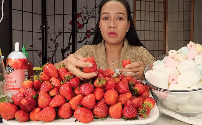 Một trong những mukbang Youtuber Việt kiếm tiền khủng đình đám nhất, không thể không kể đến Vinh Nguyen Thi Cuộc Sống Mỹ. Nữ mukbanger này hiện đang sinh sống ở Seattle, Washington, Mỹ và sở hữu kênh YouTube với 763 nghìn người đăng ký.