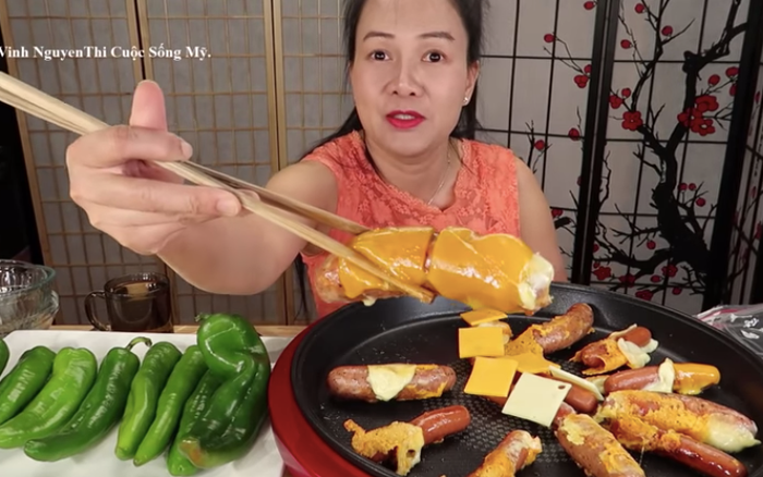 Không chỉ thu hút bởi những màn mukbang trái cây thú vị, nữ Youtuber này còn nhận được sự yêu thích của dân mạng bởi lối nói chuyện tự nhiên, hài hước và đôi khi khá… khó hiểu. Cuối năm 2019, chị từng gây sốt với vlog ăn dâu tây nhưng cảm ơn hơn chục người.