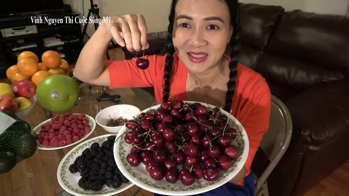 Ngoài mukbang hay trò chuyện vui vẻ với khán giả, nữ vlogger cũng rất hay chia sẻ đến khán giả về cuộc sống đời thường ở Mỹ của gia đình mình.