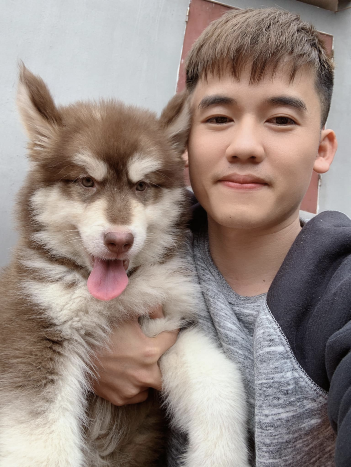 Ngoài ra, con trai Bà Tân Vlog còn cho biết đang hợp tác với một bên thứ 3 để được bảo vệ về vấn đề bản quyền cũng như đóng thuế cho kênh. Bên thứ 3 này được trả 15% trong tổng thu nhập.