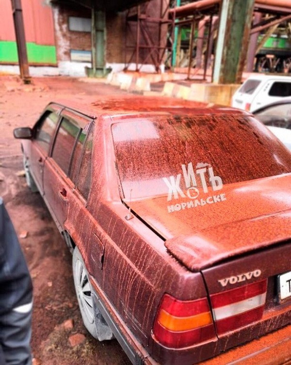 Thế nhưng có nhiều cơn mưa máu đáng sợ khác không phải từ cát đỏ mà là máu thật, kèm theo mỡ cùng những thớ thịt tanh tưởi không biết từ đâu rơi xuống.