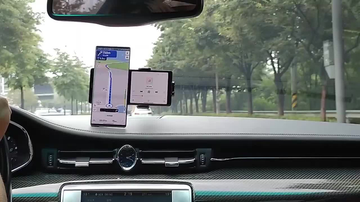 Trước đó cách đây vài ngày, LG tung đoạn video teaser dài 23 giây như âm thầm xác nhận về thiết kế của mẫu điện thoại khá kỳ quặc và thú vị này.