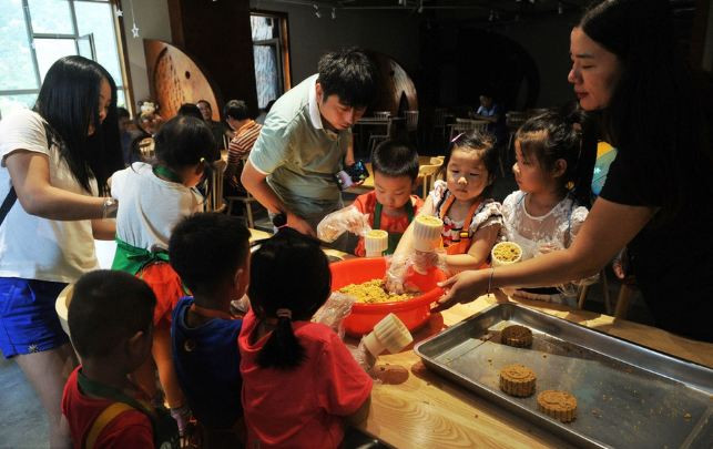 Cứ mỗi dịp rằm tháng 8, nơi đây lại tổ chức một hoạt động vô cùng có ý nghĩa cho trẻ em ở địa phương cũng như các động vật sinh sống tại nơi đây.