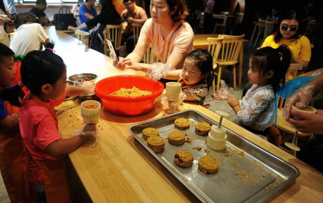 Ban quản lý vườn thú đã mời một số phụ huynh và trẻ em đến vườn thú, dưới sự hướng dẫn của các đầu bếp chuyên nghiệp, làm ra những chiếc bánh trung thu mà động vật yêu thích.