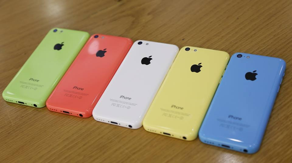 iPhone 5C ra đời với kỳ vọng có thể tiếp cận đa dạng đối tượng người dùng hơn với thiết kế trẻ trung, năng động và lạ mắt. Tuy nhiên, thân máy bằng nhựa của chiếc máy này bị cho là kém sang trọng và kém bền.
