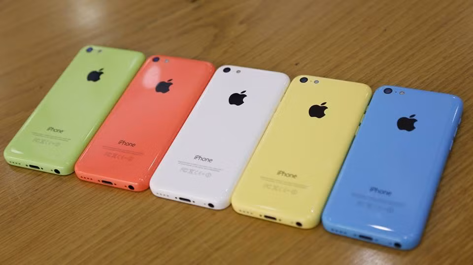 iPhone 5C ra đời với kỳ vọng có thể tiếp cận đa dạng đối tượng người dùng hơn với thiết kế trẻ trung, năng động và lạ mắt. Tuy nhiên, thân máy bằng nhựa của chiếc máy này bị cho là kém sang trọng và kém bền.