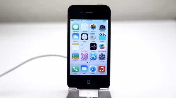 Tuy nhiên, sau cùng nhà Táo cũng phải nhượng bộ bằng cách tặng người dùng iPhone 4 những chiếc ốp viền có thể khắp phục tình trạng trên và âm thầm cải thiện chất lượng sóng bằng phần mềm sau đó.