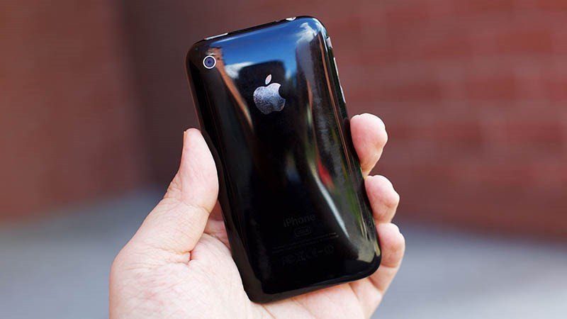 Thực tế, iPhone 3G lại là một bước thụt lùi bởi sự đánh đổi giữa mạng 3G và thân máy nhàm chán cấu thành từ nhựa. Chiếc máy này còn được cho là dễ bị nứt vỡ và hiệu năng chậm.