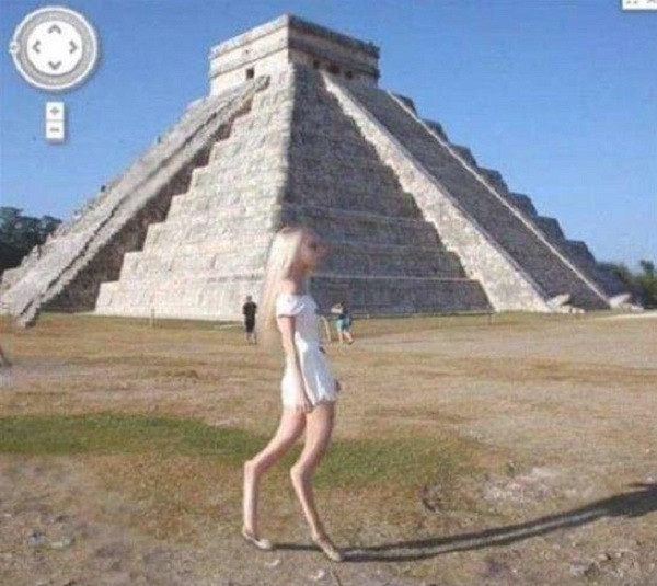 Cô gái đứng trước kim tự tháp Itza (Mexico) vô tình sở hữu cặp chân kì lạ như của loài dê. Đây có thể là lỗi do camera hành trình gây nên.
