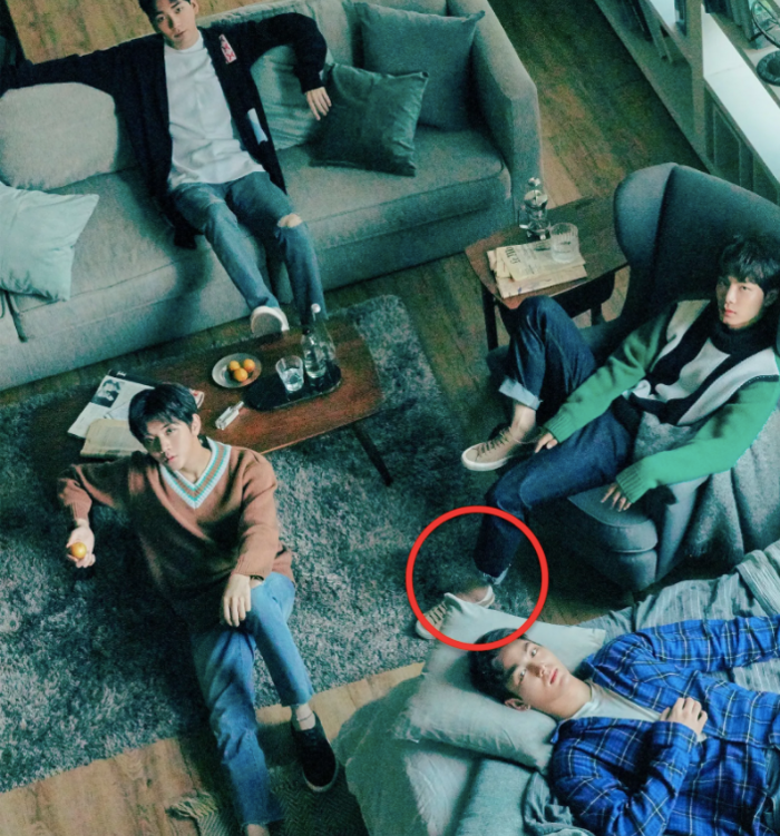 Còn chân của JR (NU’EST W) thì bị rời rạc hoàn toàn so với phần bàn chân bên dưới.