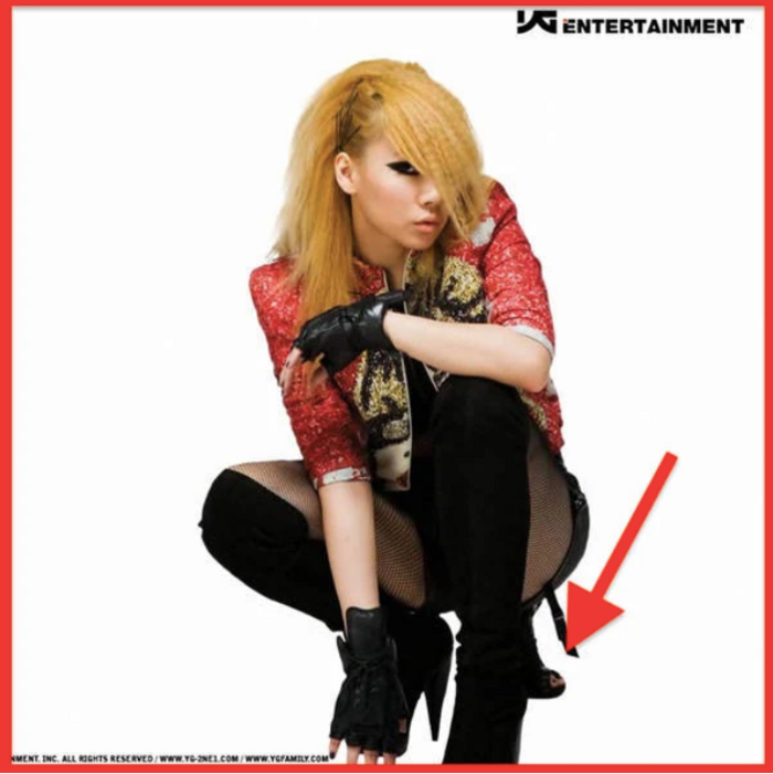 Trong số loạt hình ảnh ấn tượng chụp ra mắt album của 2NE1, từng có một tấm hình mắc lỗi photoshop nghiêm trọng khiến sao Hàn này ''muốn độn thổ''. Trong hình, cô nàng CL có tới… ba chân chỉ vì lỗi của người chỉnh sửa.