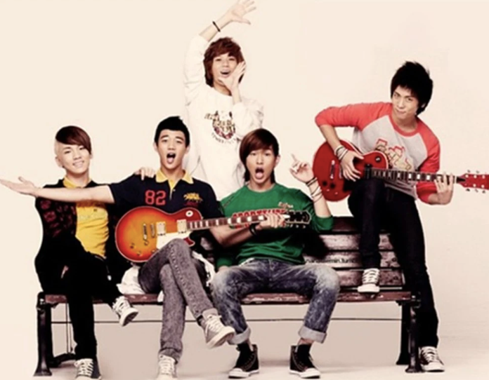 Không rõ vì lý do gì mà người photoshop bức ảnh này đã xoá luôn phần chân của Taemin (SHINee).