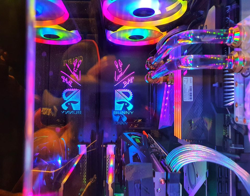 Card đồ họa Gigabyte Aorus Geforce RTX 2080 Ti XTREME 11G giúp cho những trải nghiệm trở nên mượt mà và bộ nguồn Gigabyte Aorus P850W cung cấp toàn bộ năng lượng cho game. Kèm theo đó là RAM 32GB 3.600MHz cùng ổ cứng SSD Gigabyte Aorus AIC 1 TB.