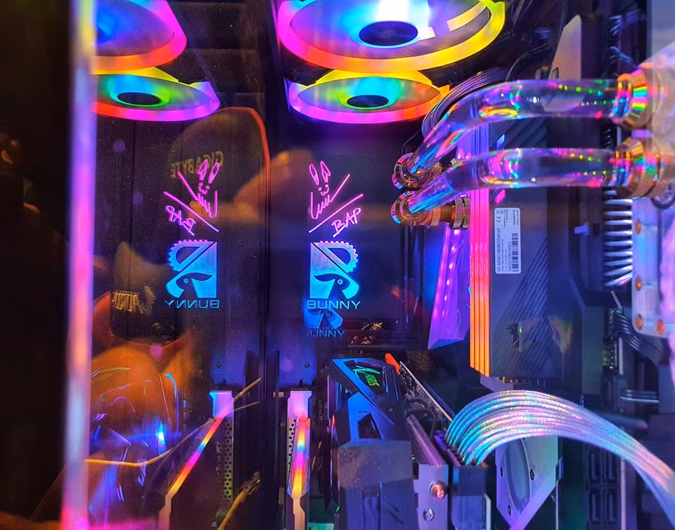 Card đồ họa Gigabyte Aorus Geforce RTX 2080 Ti XTREME 11G giúp cho những trải nghiệm trở nên mượt mà và bộ nguồn Gigabyte Aorus P850W cung cấp toàn bộ năng lượng cho game. Kèm theo đó là RAM 32GB 3.600MHz cùng ổ cứng SSD Gigabyte Aorus AIC 1 TB.