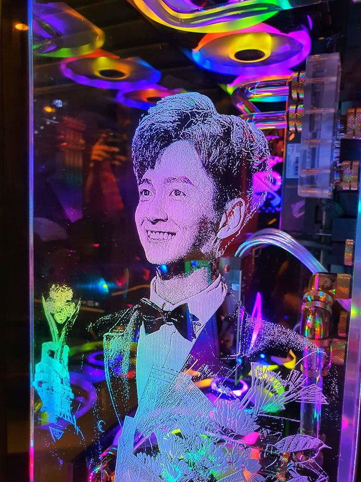 Hình ảnh Ngô Kiến Huy cầm cúp khi nhận giải Mai Vàng cũng được in nổi ngoài mặt kính như để "khẳng định chủ quyền".