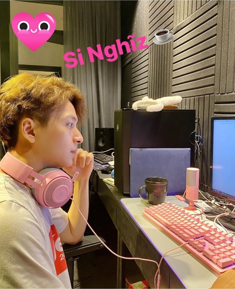 Bộ máy tính mà anh từng sở hữu có tên đầy đủ là The Black Ops 4 Gaming PC - Let’s Call of Duty, dàn máy được thiết kế dựa trên trò chơi đình đám Call Of Duty Black Ops 4. Bộ bàn phím, chuột gaming cùng chiếc ghế gaming Sades Unicorn cũng mang màu ''hường phấn''.