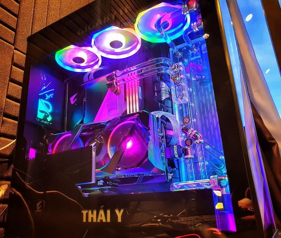 Bộ máy tính được in chìm cụm từ "Thái Y" nhằm nói đến bài hát "Truyền Thái Y" thành công thời gian vừa qua của anh.