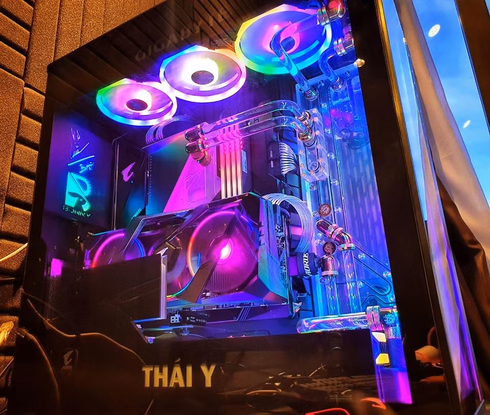 Bộ máy tính được in chìm cụm từ "Thái Y" nhằm nói đến bài hát "Truyền Thái Y" thành công thời gian vừa qua của anh.