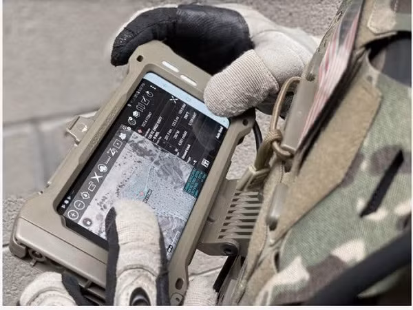 Sự tinh tế của Samsung khi thiết kế phiên bản smartphone siêu bền dành cho quân đội là giúp họ có thể sử dụng thiết bị để hoàn thành báo cáo, huấn luyện hoặc lập kế hoạch nhiệm vụ khi ở trên xe hoặc quay lại căn cứ.
