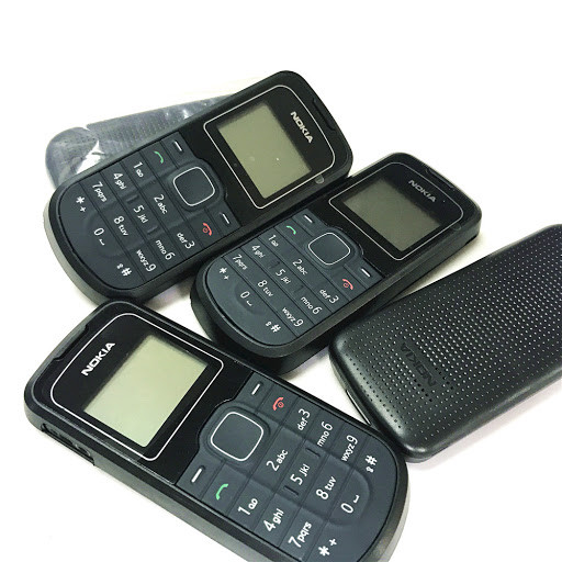 Thiết kế Nokia 1200 đơn giản, pin trâu cho thời gian thoại lên đến 7 tiếng, có đèn pin và trò chơi rắn huyền thoại.