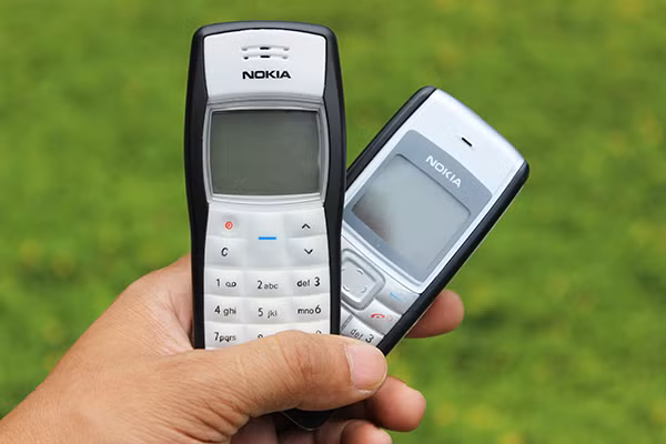 Trùm cuối trong danh sách sẽ không làm bạn thất vọng, đó là chiếc Nokia 1100. "Cục gạch" huyền thoại Nokia này từng là mơ ước của nhiều thanh niên Việt thời chưa có những chiếc smartphone.