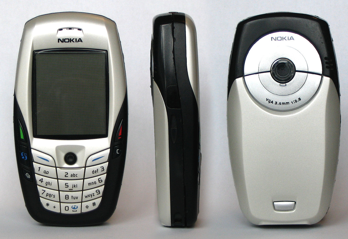 Nhìn thì có vẻ kỳ dị nhưng Nokia 6600 cũng thuộc top điện thoại cục gạch Nokia đắt khách nhất mọi thời đại. Tại thị trường Việt Nam thiết bị này được đánh giá là có ngoại hình ngộ nghĩnh và thuộc dòng cao cấp.