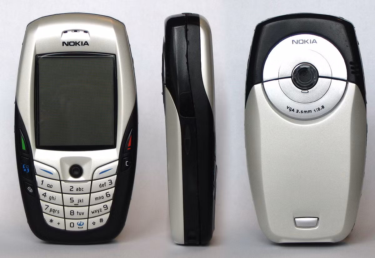 Nhìn thì có vẻ kỳ dị nhưng Nokia 6600 cũng thuộc top điện thoại cục gạch Nokia đắt khách nhất mọi thời đại. Tại thị trường Việt Nam thiết bị này được đánh giá là có ngoại hình ngộ nghĩnh và thuộc dòng cao cấp.