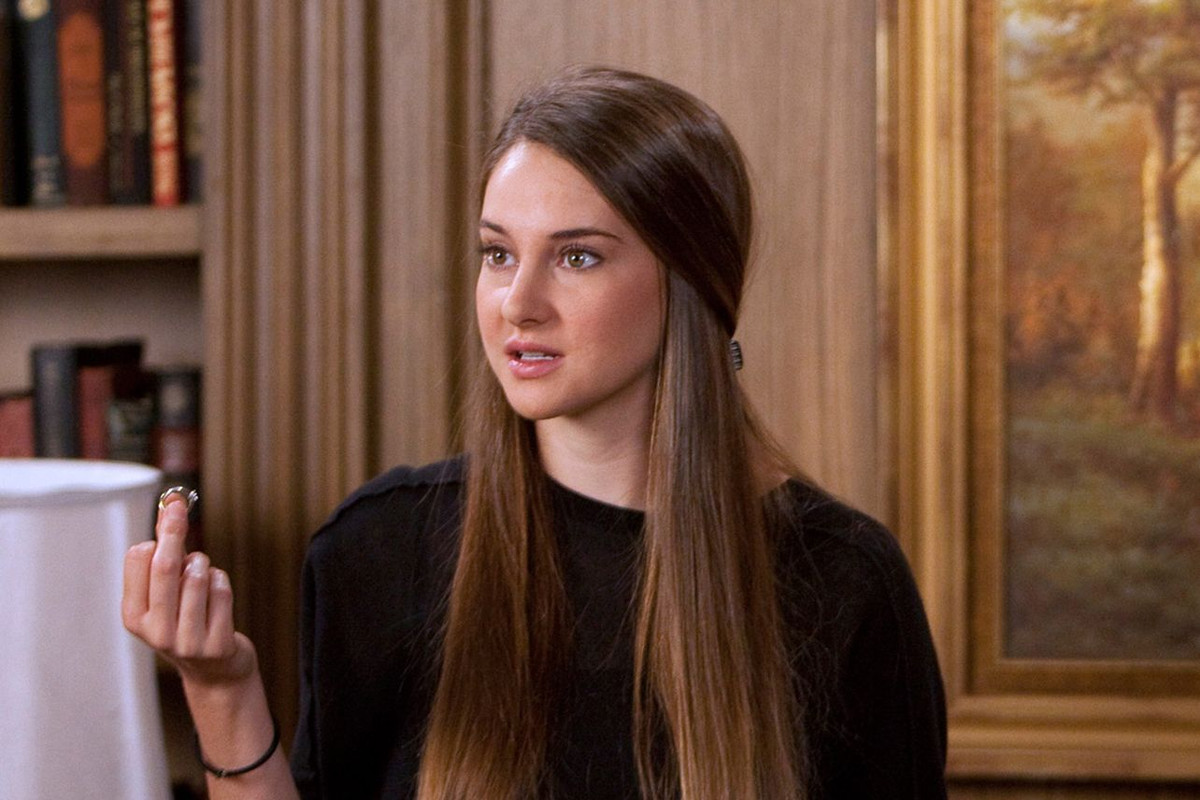 Một trong những sao thế giới ''mù công nghệ'', bao gồm cả điện thoại lẫn Internet là Shailene Woodley- Nữ diễn viên ngôi sao trong series giả tưởng về tương lai ''Divergent – Dị biệt''. Thay vì tra Google Map hay sử dụng trợ lý ảo Siri, cô thường hỏi trực tiếp những người xung quanh về phương hướng.