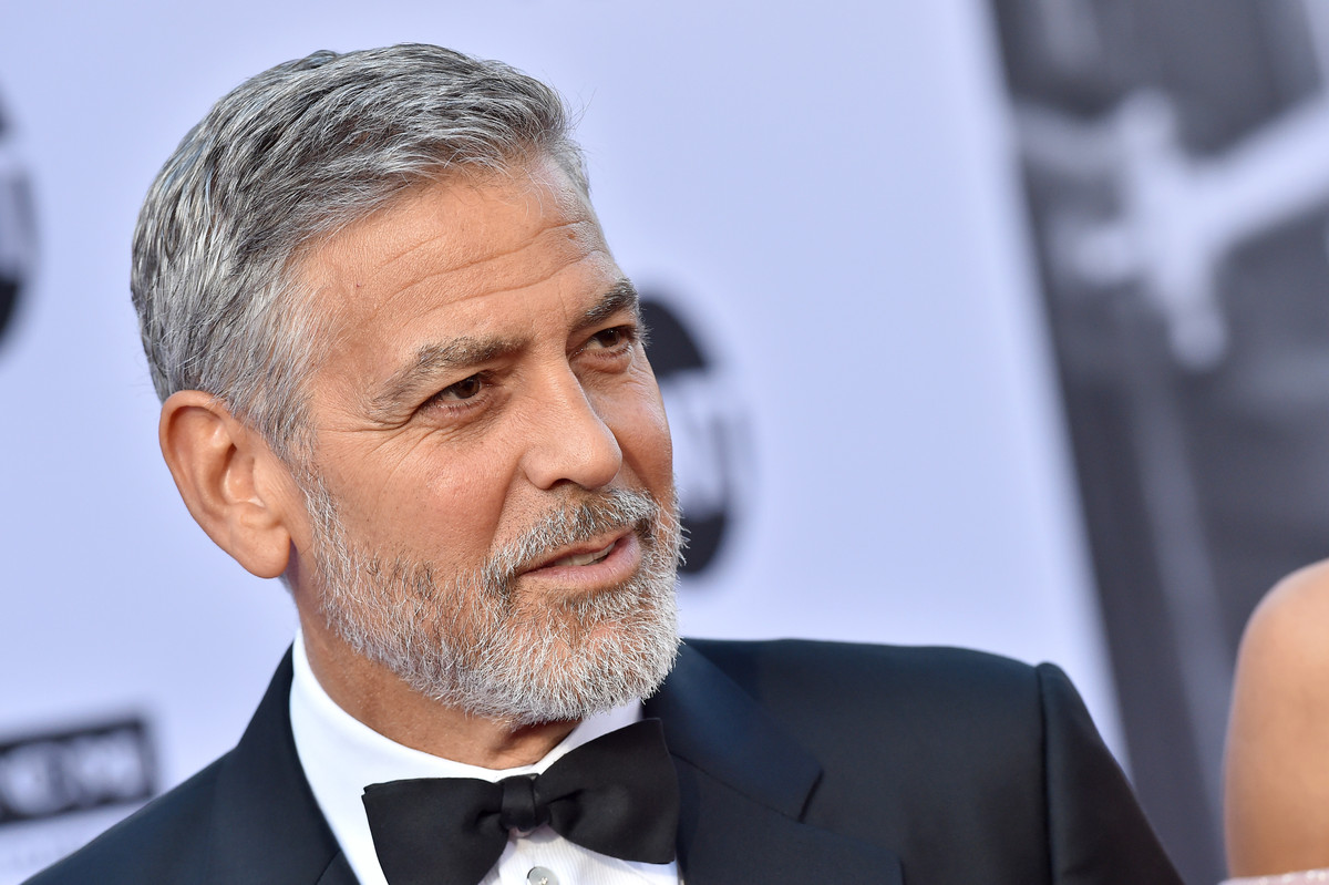 Một trong những người đàn ông quyến rũ nhất hành tinh - George Clooney dường như có mối thù sâu đậm với Facebook và Twitter. Xuất hiện trên ấn phẩm Esquire, ông cho rằng: ''Người nổi tiếng dùng Twitter đều là những kẻ ngốc''.