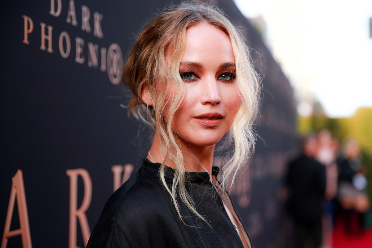 Nữ điễn viên Jennifer Lawrence từng chia sẻ trên BBC: ''Tôi không giỏi làm quen với công nghệ cho lắm. Điện thoại, email hay Twitter đều trở nên quá sức đối với tôi''.