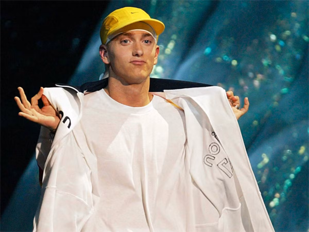 Được thế giới biết đến là một thiên tài rap với những bài rap nổi tiếng, dù có sử dụng internet nhưng dường như việc này không quá quan trọng với Eminem. Anh chỉ tweet 615 lần trong suốt 7 năm sử dụng Twitter.