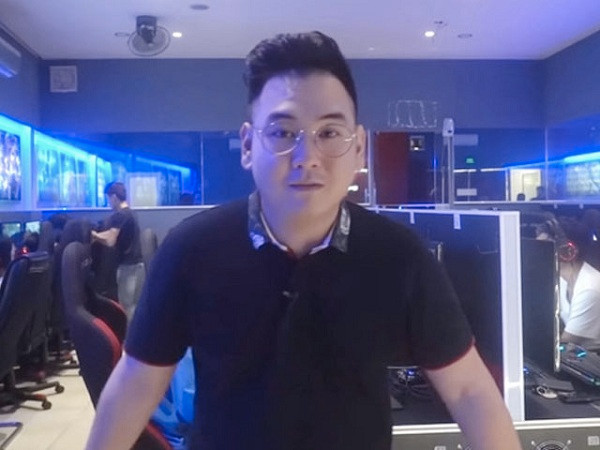 Anh kinh doanh về nhiều lĩnh vực khác nhau như làm gara oto, salon xe máy, mở phòng game và mới đây là đầu tư vào chuỗi cửa hàng trà sữa The Alley.