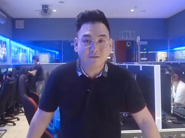 Anh kinh doanh về nhiều lĩnh vực khác nhau như làm gara oto, salon xe máy, mở phòng game và mới đây là đầu tư vào chuỗi cửa hàng trà sữa The Alley.